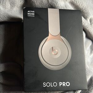 Beats Solo Pro Noise-Canceling Headphones(box)